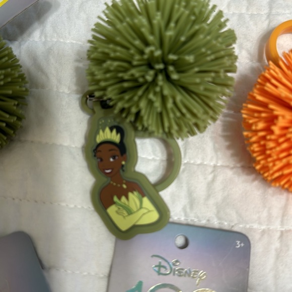 Disney lot 6  100 x Koosh | Encanto  little mermaidKoosh Ball Keychain Clip NWT - Picture 3 of 8